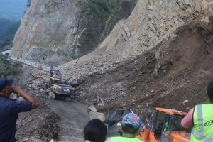 १४ हजार घनमिटर माटो–ढुंगा सडकमा, भोलिदेखि मात्र सवारी सञ्चालन सम्भव