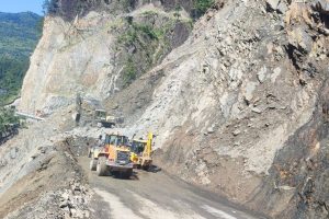 मुग्लिन–नारायणगढ सडकखण्डमा खसेको पहिरो भोलि बिहानसम्म पन्छाइने