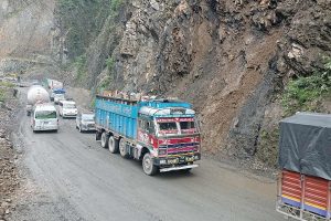 मुग्लिनमा पहराबाट खसेको ढुंगाले लाग्दा बसमा सवार यात्रुको मृत्यु