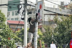 जेनजीको जुलुसमा सहभागीले च्याते प्रधानमन्त्री ओलीको फोटो