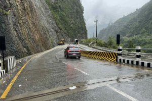 मुग्लिन–नारायणगढ सडक खण्डमा सवारी आवागमन रोक
