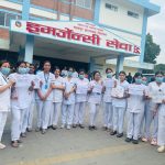 तलब वृद्धिको माग गर्दै भरतपुर अस्पतालका नर्सहरू कालोपट्टीसहित धर्नामा