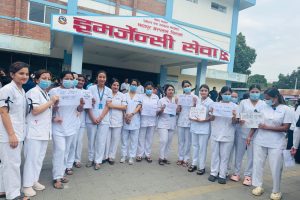 तलब वृद्धिको माग गर्दै भरतपुर अस्पतालका नर्सहरू कालोपट्टीसहित धर्नामा