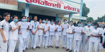 तलब वृद्धिको माग गर्दै भरतपुर अस्पतालका नर्सहरू कालोपट्टीसहित धर्नामा