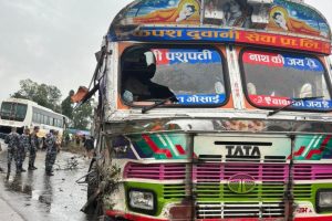 गैँडाकोटमा बस र तेल ट्याङ्कर ठोक्किँदा चार जना घाइते