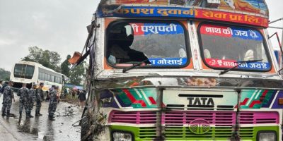 गैँडाकोटमा बस र तेल ट्याङ्कर ठोक्किँदा चार जना घाइते