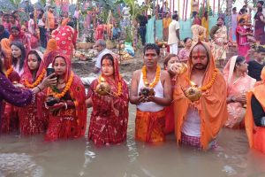 उदाउँदो सूर्यलाई अर्घ्य दिएर समापन गरियो छठ