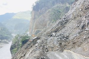 नारायणगढ–मुग्लिन सडकमा ढुंगा खसिरहेकाले सवारी आवागमन बन्द
