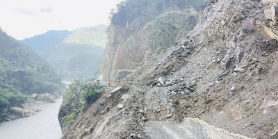 नारायणगढ–मुग्लिन सडकमा ढुंगा खसिरहेकाले सवारी आवागमन बन्द