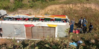 बुटवल जाँदै गरेको बस दुर्घटना: खजुरी खोलामा २० यात्रु  घाइते