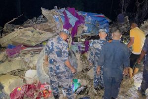 ट्रकले ठक्कर दिंदा दाउन्नेको भिरबाट खस्यो बस, ३ जनाको मृत्यु