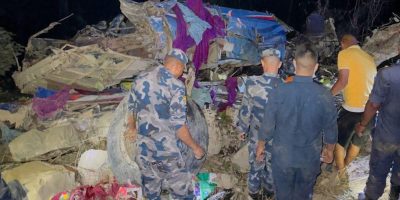 ट्रकले ठक्कर दिंदा दाउन्नेको भिरबाट खस्यो बस, ३ जनाको मृत्यु