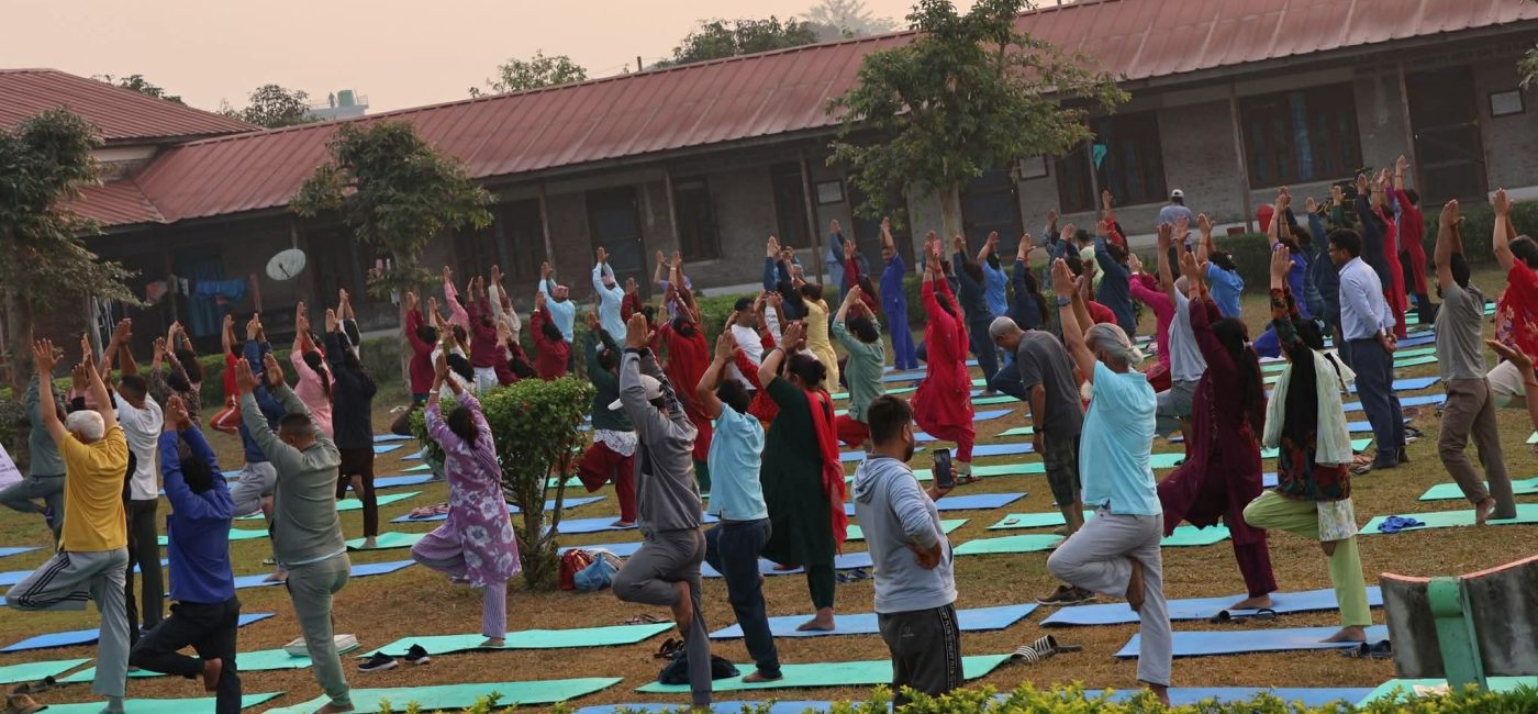 जीवनशैली सुधार अभियानसहित रजहर चिकित्सालयमा योग शिविर