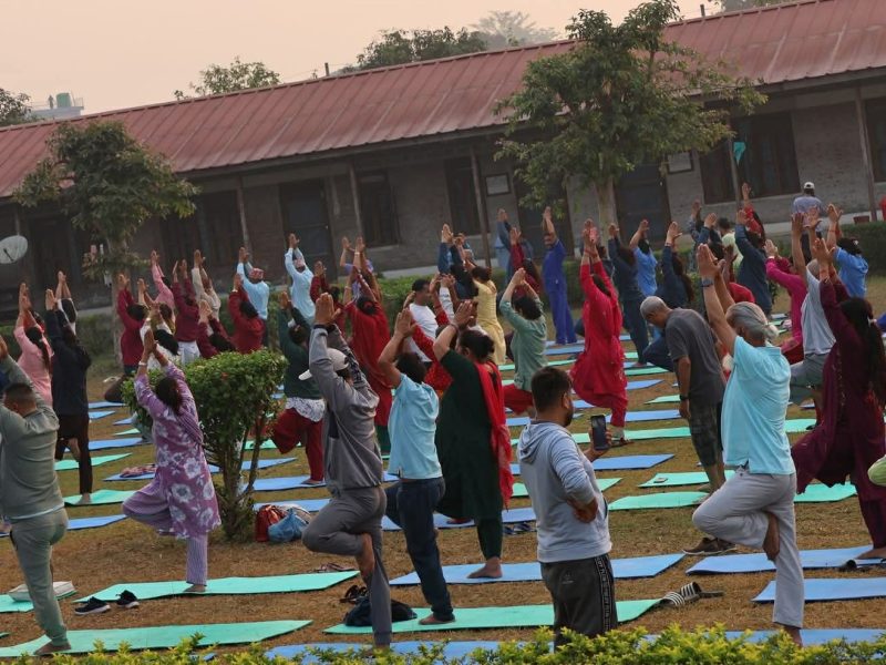 जीवनशैली सुधार अभियानसहित रजहर चिकित्सालयमा योग शिविर