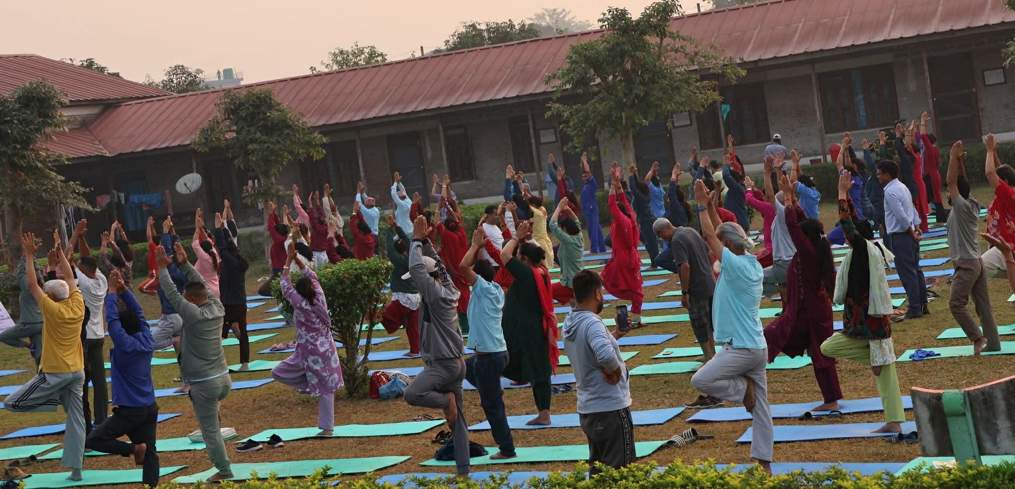 जीवनशैली सुधार अभियानसहित रजहर चिकित्सालयमा योग शिविर