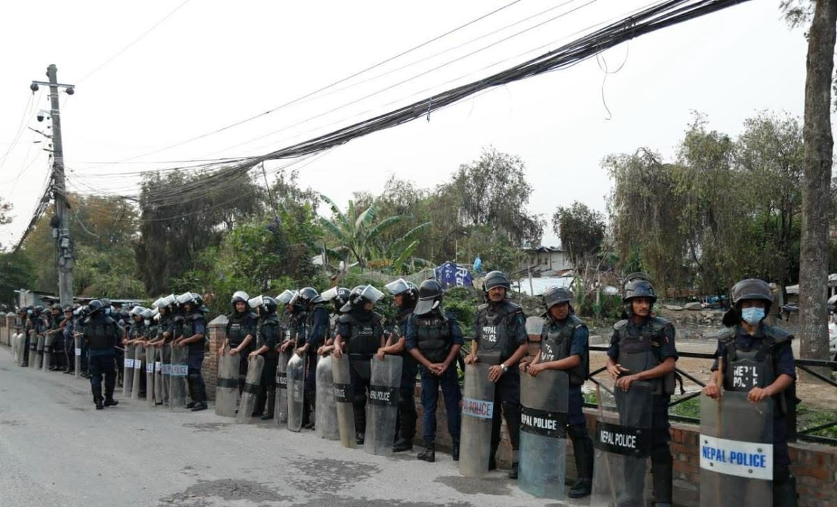 थापाथलीको सुकुम्बासी क्षेत्रमा बाक्लो संख्यामा प्रहरी परिचालन