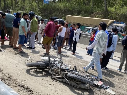 गैंडाकोटमा टिपरको ठक्करबाट श्रीमतीको मृत्यु, श्रीमान घाइते