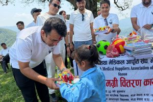 चेमसान चितवनद्वारा लमजुङका दुई सामुदायिक विद्यालयमा शैक्षिक सामग्री वितरण