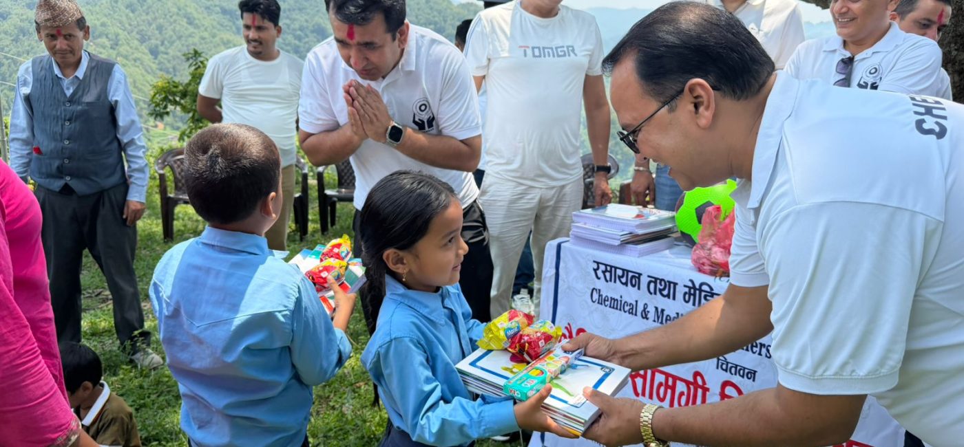 केमसान चितवनद्वारा लमजुङका दुई सामुदायिक विद्यालयमा शैक्षिक सामग्री वितरण