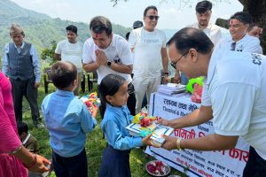 चेमसान चितवनद्वारा लमजुङका दुई सामुदायिक विद्यालयमा शैक्षिक सामग्री वितरण