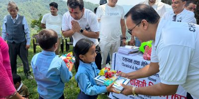 केमसान चितवनद्वारा लमजुङका दुई सामुदायिक विद्यालयमा शैक्षिक सामग्री वितरण