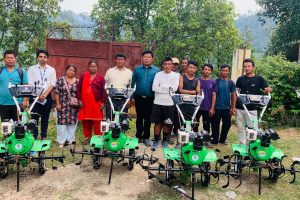 गैँडाकोट १८ मा ५०% अनुदानमा हाते ट्रयाक्टर र मिल वितरण