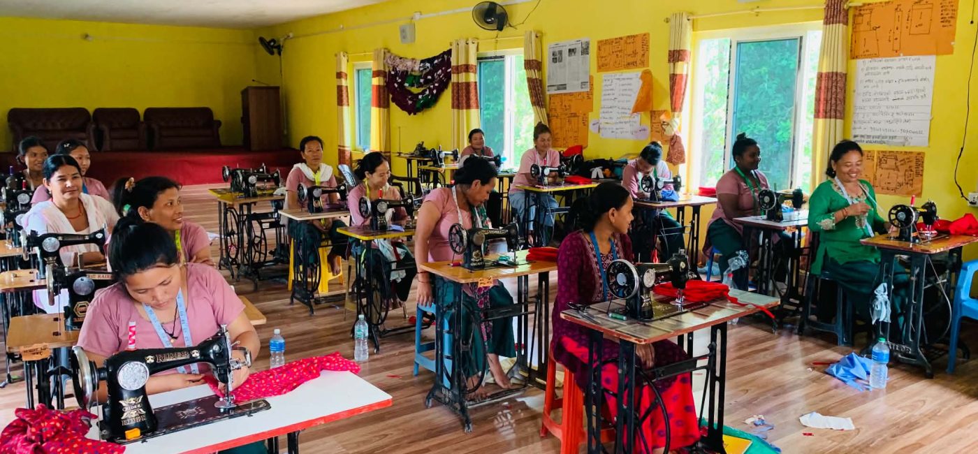 चुल्होचौकोबाट उद्यमशीलतातिर: गैँडाकोट १८ का महिला सिलाई तालिममा व्यस्त