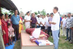 हात्ती पीडित परिवारलाई पूर्वमन्त्री पाण्डेद्वारा राहत वितरण