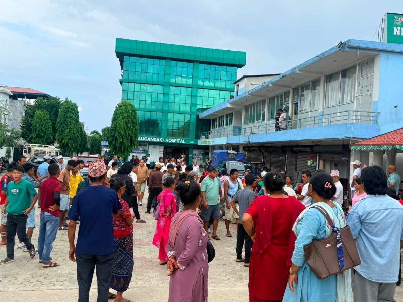 एनपीआई कालिगण्डकीमा लापरवाहीको आरोप: शल्यक्रियापछि युवक अचेत, आफन्तको प्रदर्शन