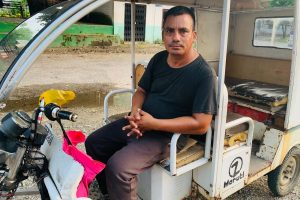 रिक्सा चालक दिनेशको दर्दनाक कथा: “छोरा भेटे आधा रोग त्यसै निको हुन्थ्यो”
