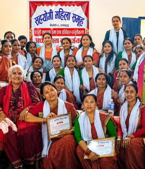 गैंडाकोटको सहयोगी महिला समूहद्वारा प्रधानमन्त्री दैवी प्रकोप उद्धार कोषमा १६ हजार सहयोग