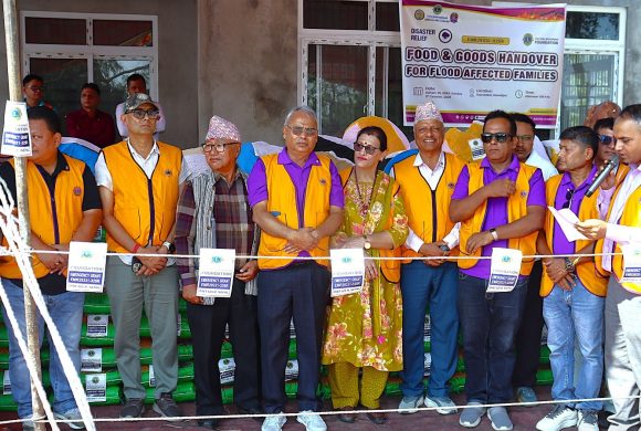 गैँडाकोटका बाढी प्रभावित २०० घरधुरीलाई लायन्सद्वारा राहत सामग्री वितरण