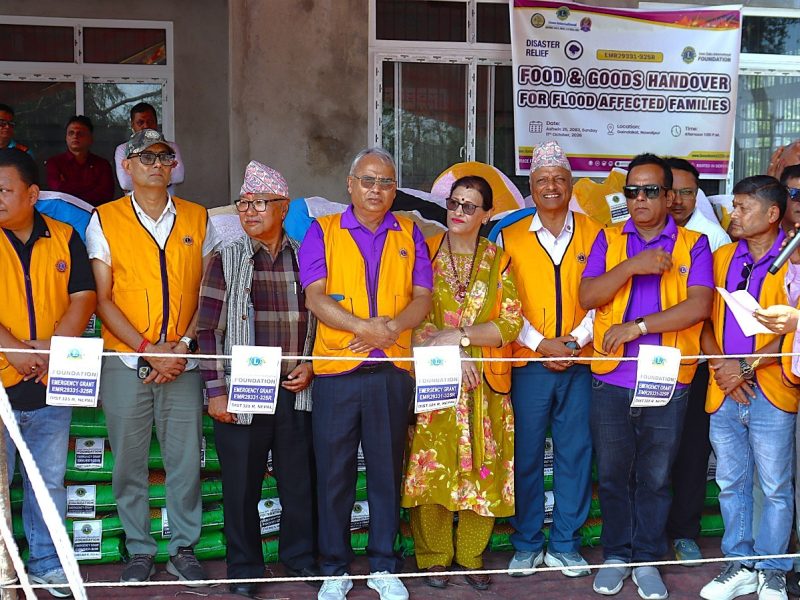 गैँडाकोटका बाढी प्रभावित २०० घरधुरीलाई लायन्सद्वारा राहत सामग्री वितरण